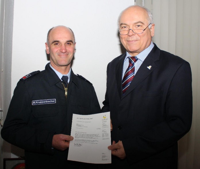 Der neue Stellvertretende Stadtfeuerwehrinspekteur Markus Kruppenbacher (li.) erhält von Oberbürgermeister Hans Georg Löffler seine Ernennungsurkunde.